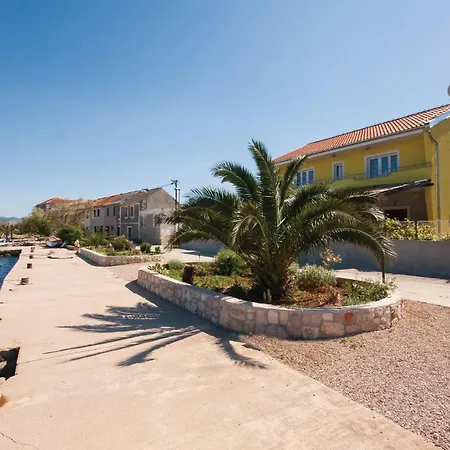 Appartement Cozy In Sibenik With Kitchen Krapanj